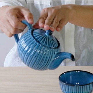 現貨 日本製 波佐見燒 青荻雕紋圓款茶壺 500 cc 日式茶壺 手作茶壺 陶瓷茶壺 茶道 茶陶 橫手急須 泡茶 茶