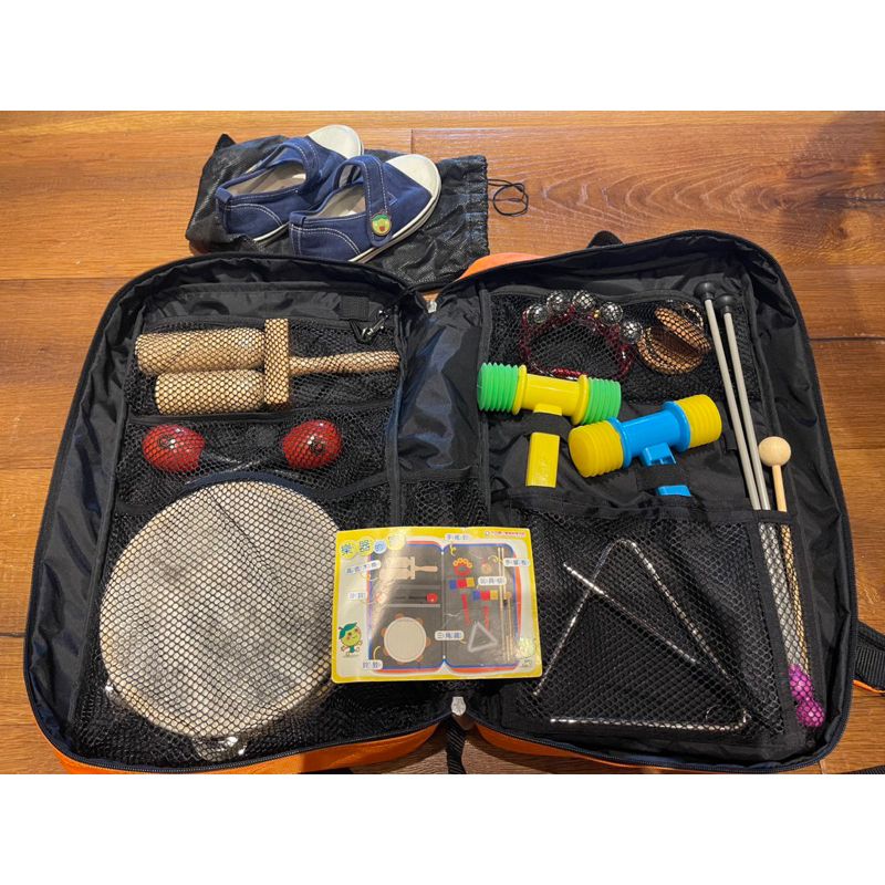 朱宗慶打擊樂 - 樂器書包含樂器、室內鞋、兩期的課本和練習本