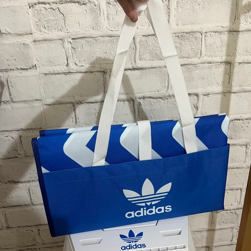 出清Adidas Originals 專櫃贈品野餐墊