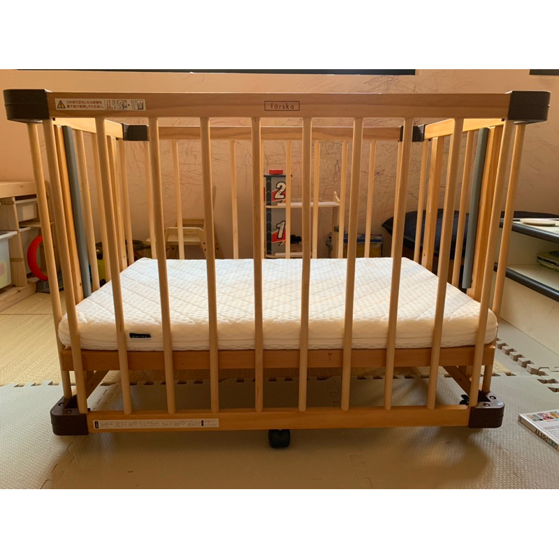 暫售［farska] 日本溫婉木質嬰兒床/床邊床/圍欄，送床墊、床單、保潔墊🥹
