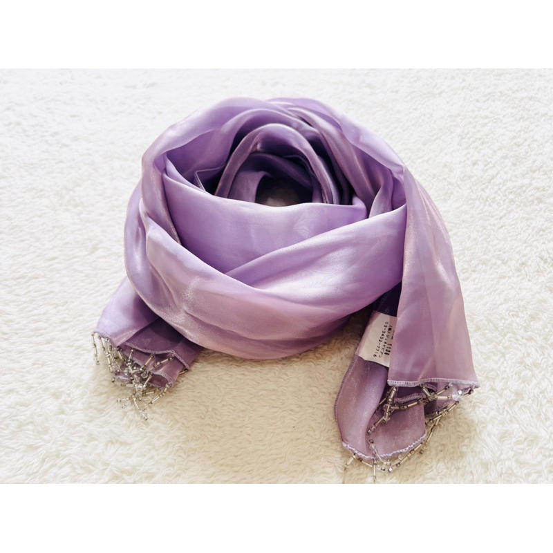 （二手近全新）日本製 串珠綴飾淺紫色緞面絲質圍巾 素面長版絲巾