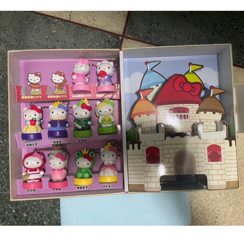 7-11 Hello Kitty 夢幻變裝吊飾印章公仔 收藏盒