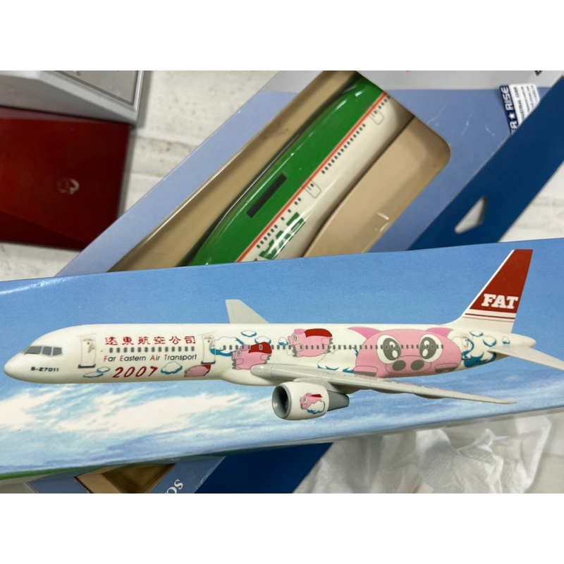 B757-200 FAT 1/400ダイキャストモデル　遠東航空　展示ケース付き B757-200 FAT 1/400ダイキャストモデル 遠東航空 展示ケース付き