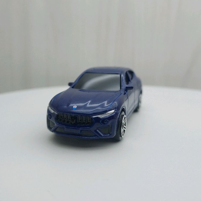 宅米吉 全新盒裝現貨~1:64~瑪莎拉蒂LEVANTE GTS 藍色 黑窗 合金 模型車 玩具 小汽車 兒童 禮物 收藏