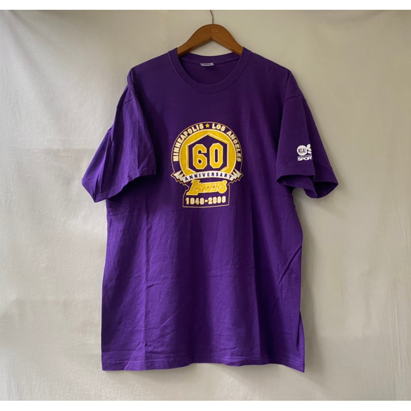 《舊贖古著》NBA Lakers 湖人隊 60週年紀念 轉播賽程 短袖 短踢 古著 vintage