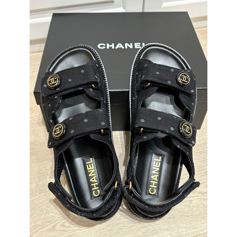 台灣專櫃正品》Chanel黑色牛仔涼鞋印花logo-38.5號