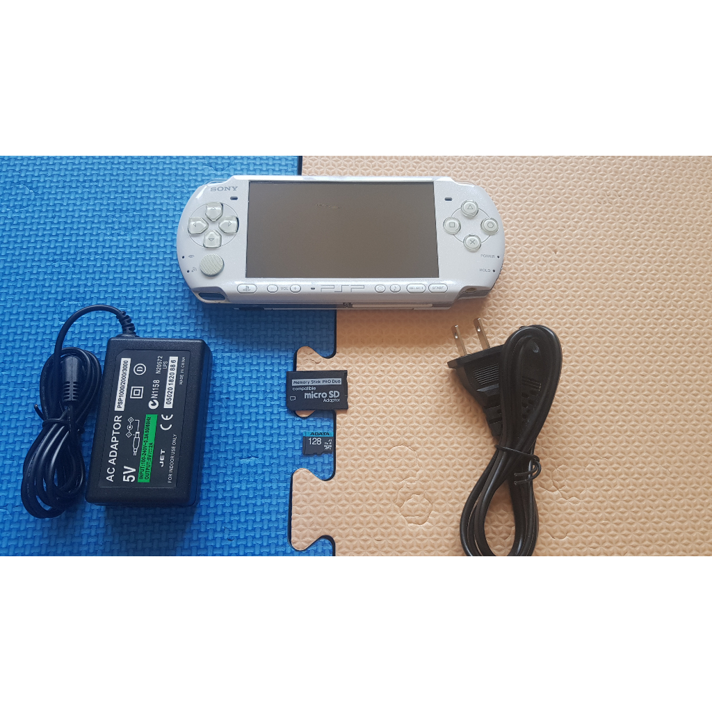 【回憶瘋】PSP主機(白色已改機.內建遊戲) 贈送32G套卡 8成5新 玩戰神不當機