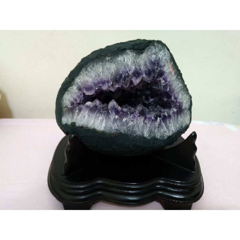 巴西紫水晶洞-大牙的小紫晶洞含底座(洞內有結晶方解石) 4.9kg
