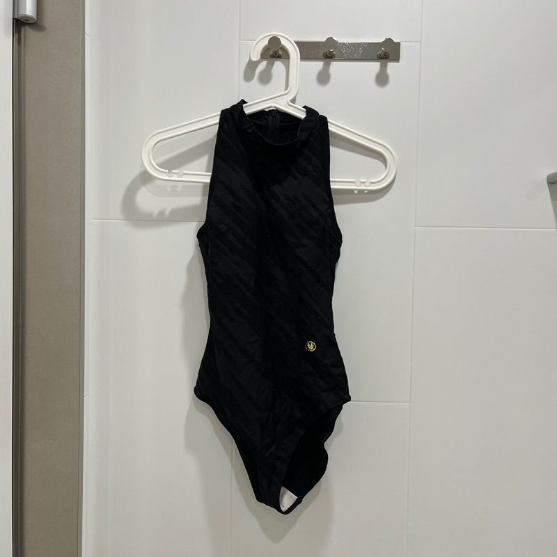 【華歌爾】Wacoal 全素黑色高領款女生連身泳衣 (附贈泳帽一頂)