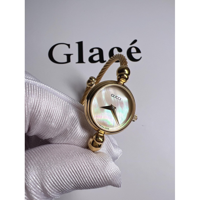 Gucci白珠貝鋼索手環錶