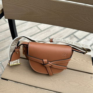 【實拍】Loewe Mini Gate 焦糖棕皮革寬背帶肩背包｜ASCE