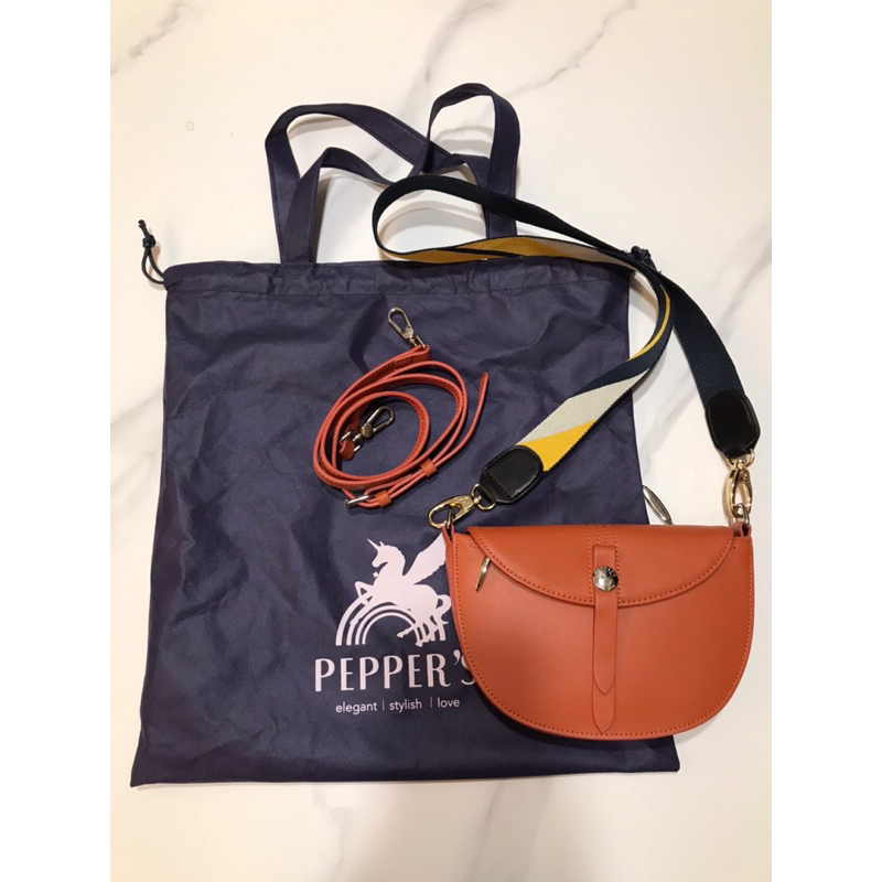 百貨專櫃PEPPER’S橘色隨身側背包 附兩款背帶 防塵布 (9成新）