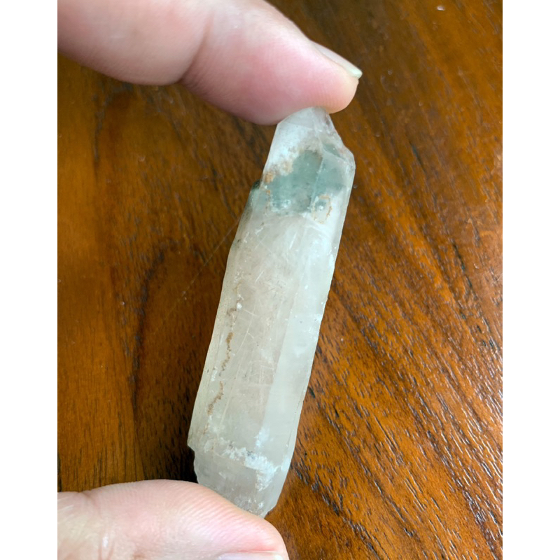 《寶瑠璃玉石水晶》天然白髮晶水晶柱內包紅綠幽靈-水晶原礦礦標-