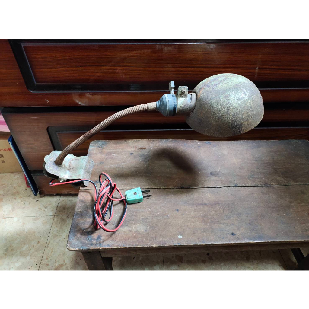 【老時光小舖】早期工業風-太空造型金屬夾桌燈(功能正常)