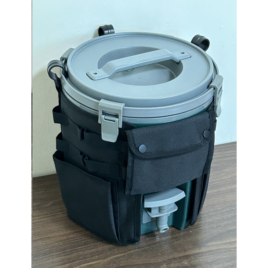 【新貨】STANLEY 史丹利 冒險系列 Water Jug ​ 水桶 冰桶 7.5L 新款 戰術扣環 曜石黑戰術外套