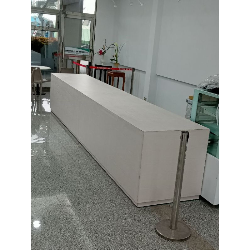 餐飲儲櫃吧檯（白色）兩組40000（代客設計，量身訂做）（台中榮總醫院咖啡吧檯）