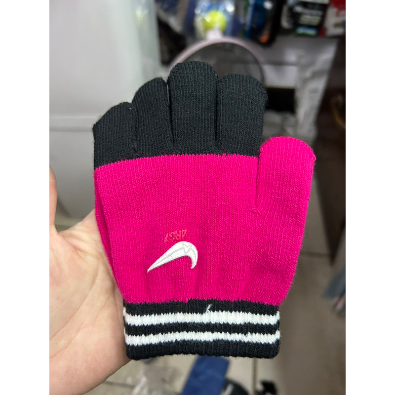 全新未使用過 但包裝已丟 實體店面購入Nike手套 保暖手套 兒童手套