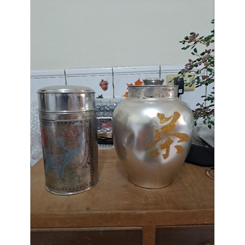 早期鋁製茶葉罐（無外蓋，但內蓋蓋得蠻緊的！：最寬15、高20.5）、凍頂烏龍茶罐（完整！）