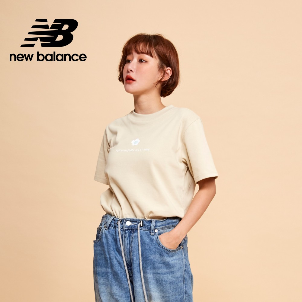 【New Balance】 NB SDS可愛小花親膚短袖上衣_女性_奶茶色_AWT33300BE