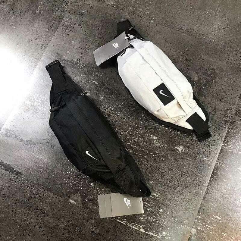 流行的Nike的黑色包包（胸包）