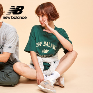 【New Balance】 NB 親膚植絨學院風文字短袖上衣_女性_綠色_WT33551NWG