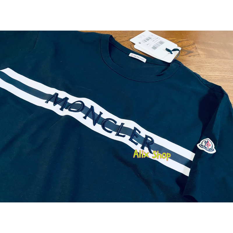 Moncler 刺繡字母Logo深藍、白配色、印刷線條、手臂貼布徽章 設計、男款短袖、T恤、上衣。