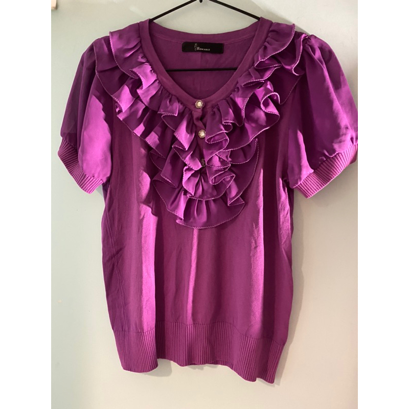 妮娜花園～🎊滿1500加價購🎊 💖9成新～小M以下～Romance俏麗紫紅薄針織雪紡拼接 波浪荷葉 V領上衣