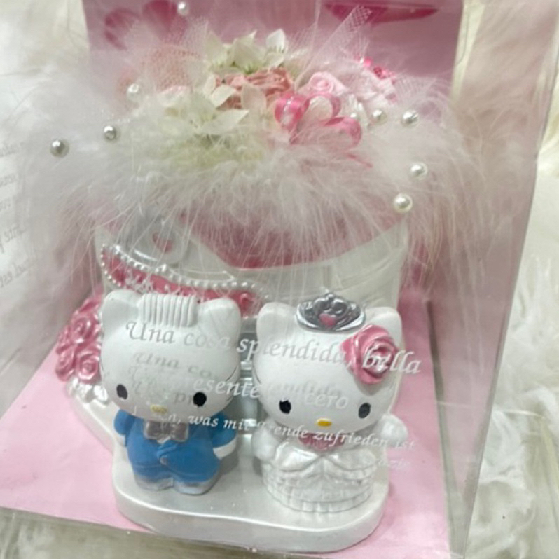 日本進口Hello Kitty波麗材質新郎新娘城堡型永生花盆組