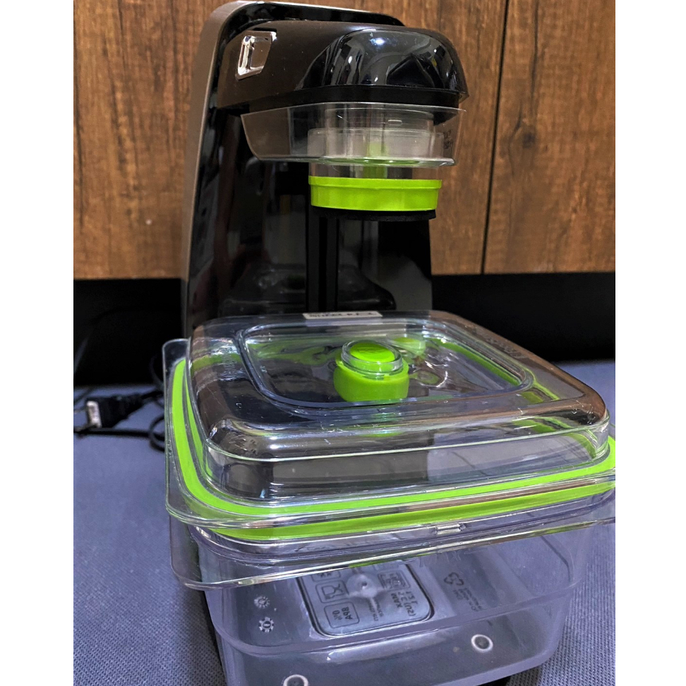 美國 FoodSaver FM1200 輕巧型真空密鮮器(黑)包含1.2公升保鮮盒/贈送全新0.7公升保鮮盒、真空夾鏈袋