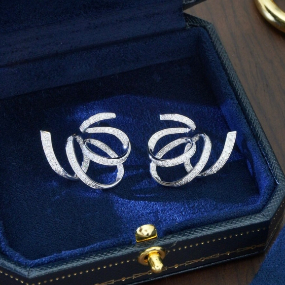 璽朵珠寶 [ 18K金 纏繞 鑽石耳環 ]  微鑲工藝 時尚設計 鑽石權威 婚戒顧問 婚戒第一品牌 鑽石 耳環 GIA