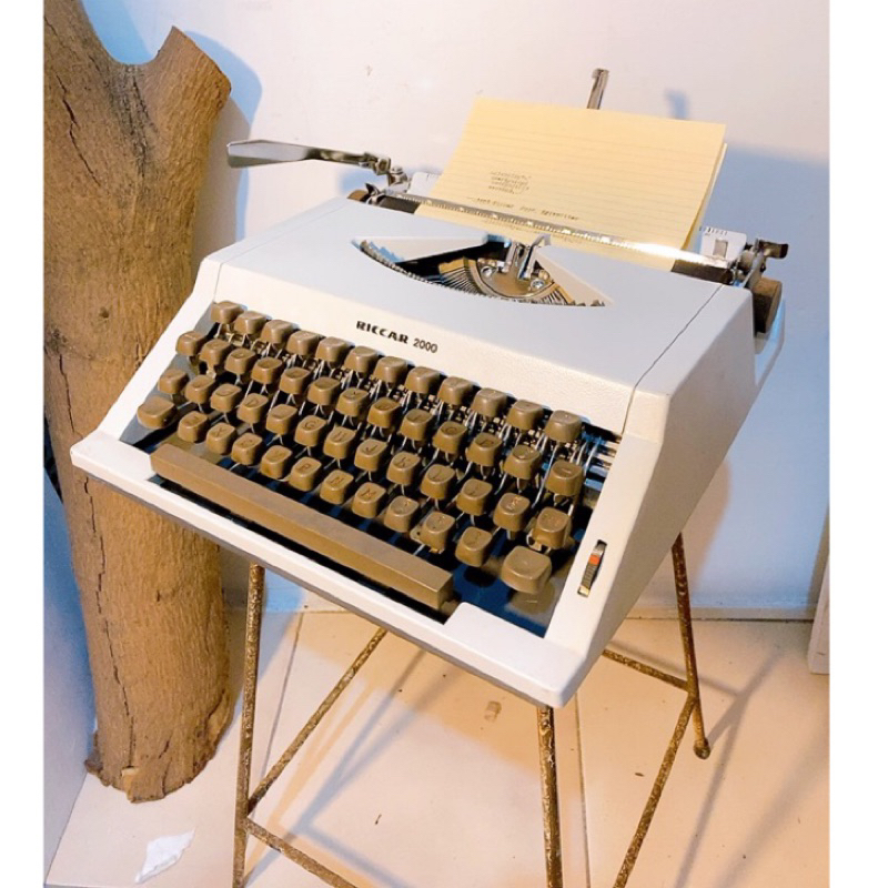 （附百利金色帶）早期RICCAR 2000手提打字機 功能正常 白色茶褐色配色 視覺電影道具陳列利器 展示藝文獨立空間