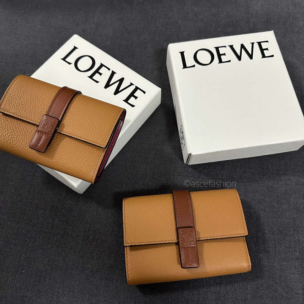 Loewe Vertical 經典款粒紋皮革三折短夾 焦糖棕/黑｜ASCE
