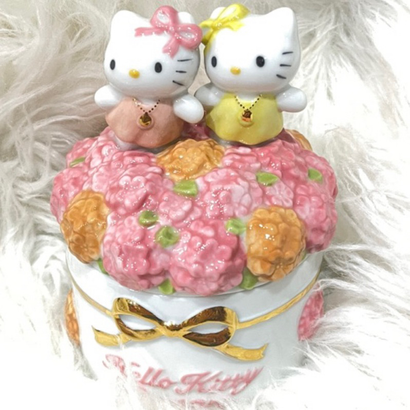 日本進口Hello Kitty陶瓷製品姐妹花飾品收納盒夢幻逸品送抱枕