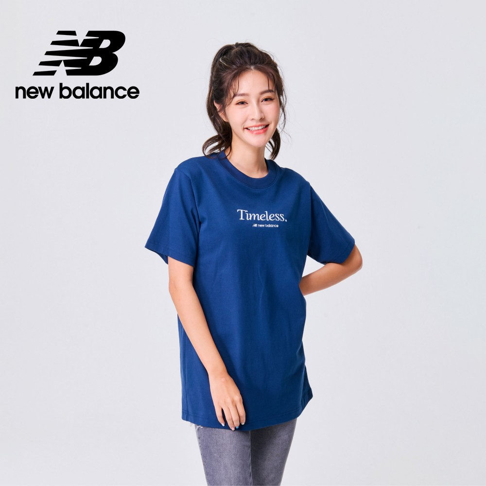 【New Balance】 NB 圓領刺繡字母短袖上衣_女性_深藍色_WT31551NNY