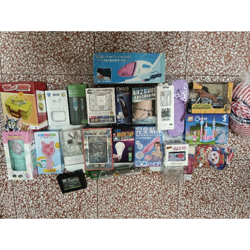娃娃機商品-湯姆貓餐盒、藍牙耳機、吸塵器、充電組、風扇、冰霸杯、拖鞋、積木、玩具、雜物，整圖賣。