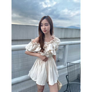 黑現貨秒出♥️【JinG】套裝*荷葉領公主袖上衣+高腰短褲♥️可一字領.斜肩 短版上衣 短袖 泡泡袖 高腰褲 闊腿褲