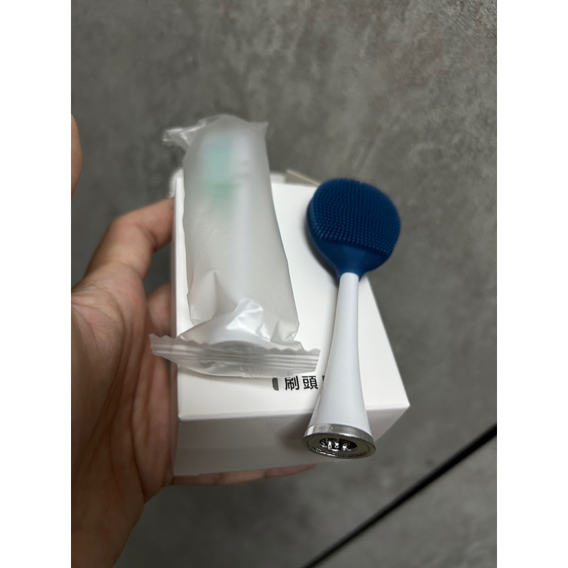 全新 ferdy 電動牙刷 內含1隻刷頭1隻潔面刷