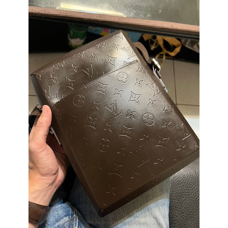 正LV 壓紋巧克力包
