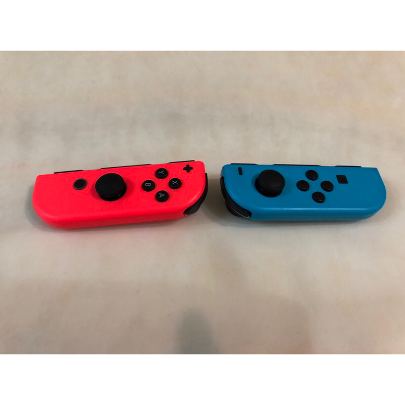 二手原廠九成新紅藍Joy con 「一對」（附繩附盒），電池壽命良好，平時六隻手把天天輪流充電。一對不用1000元！