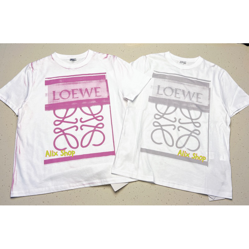 Loewe 灰色印刷Logo字母、白色女款、男女可穿 短袖T恤、上衣。