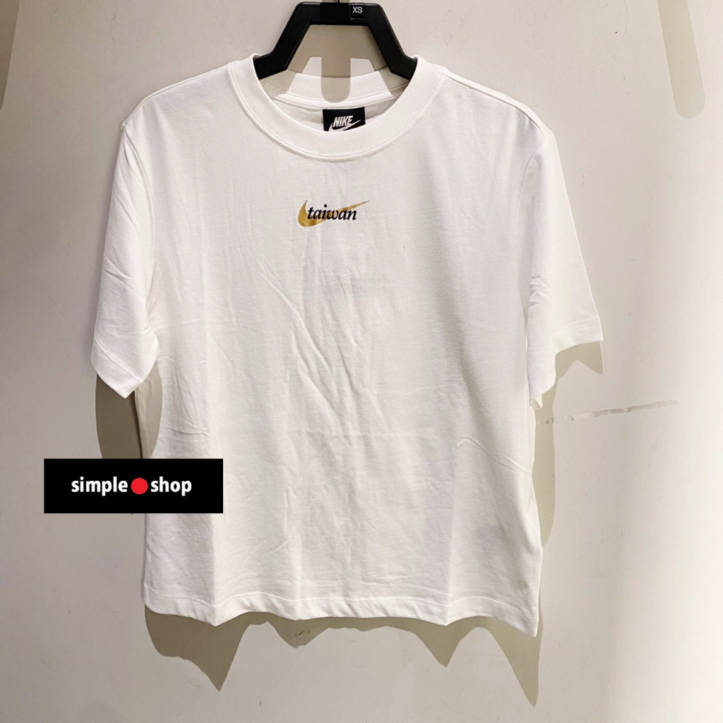 【Simple Shop】NIKE TAIWAN 運動短袖 金字 寬版 短袖 台灣短T 白色 女款 DM3557-100