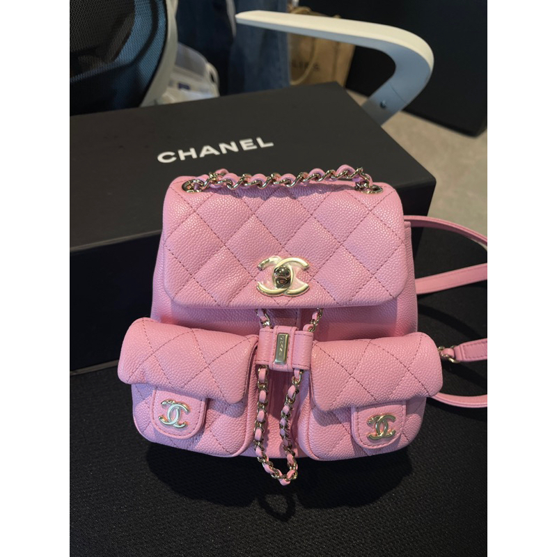 CHANEL 小青蛙後背包 粉色 荔枝皮 雙肩包 DUMA