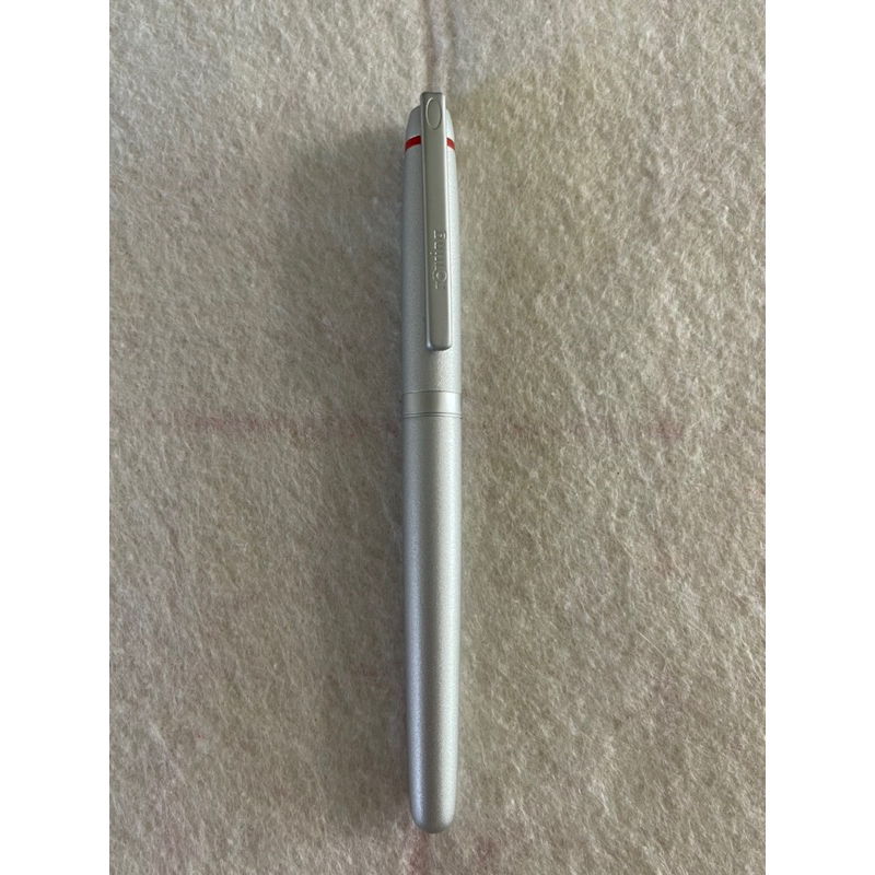 Rotring 鋼筆，少見，霧銀F鋼尖，品項如新，值得收藏。