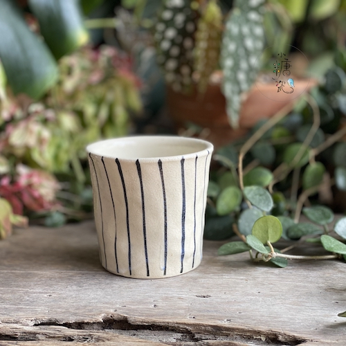 小糖瓷⎜日本製  陶作手捏藍十草手握杯
