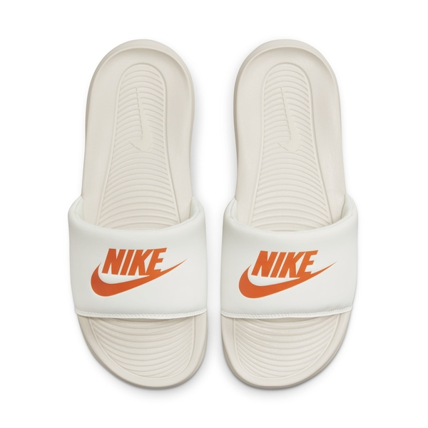 S.G Nike Victori CN9675-108-006 米白 奶茶 大地色 橘字 亮橘 舒適 軟底 海綿 拖鞋