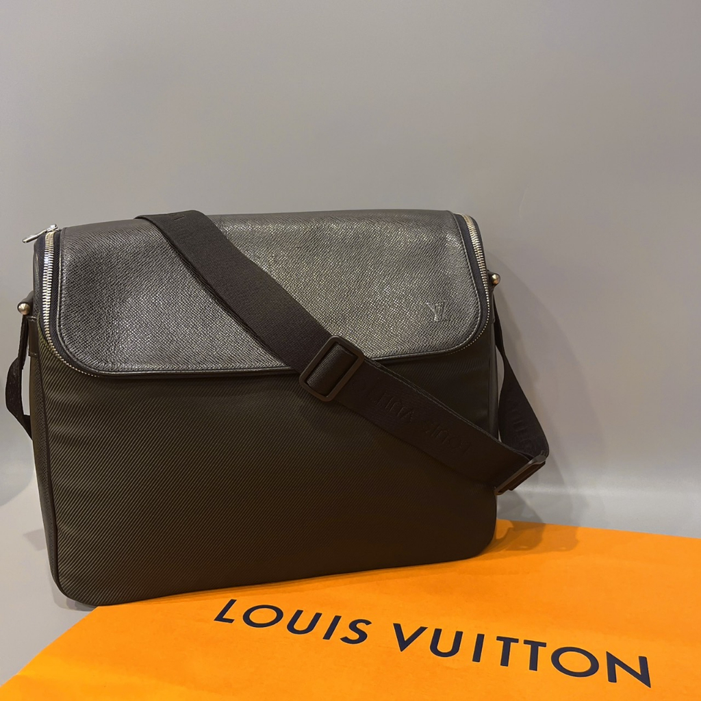 【哈極品】美品 《 Louis Vuitton LV 黑色TAIGA布拼皮掀蓋斜背包/肩背包/男包》