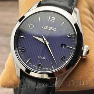 【SEIKO SOLAR】光動能直紋簡約風皮帶男手錶款SNE491P1/SNE491