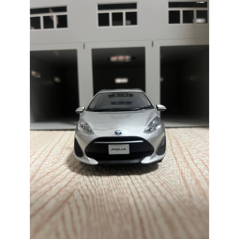 Toyota Prius c 1/30 極光銀 日規展示模型車  irent