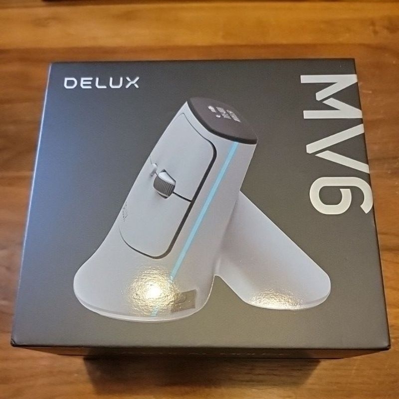 [全新現貨, 特價優惠] DeLUX MV6 三模垂直光學滑鼠 (有線+無線) 白色