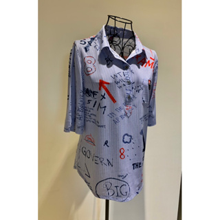 伊蕾ILEY淺藍色白直條紋設計 英文字體數字印花 翻領七分袖彈性長版上衣 M-XL